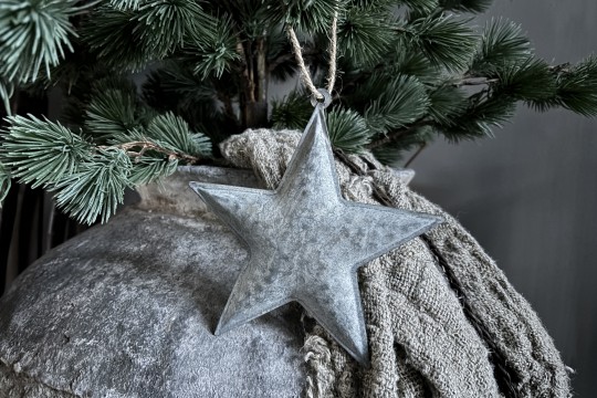 Zinken ster aan jute touw L